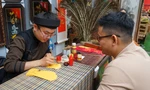 Các ông đồ 9x trổ tài cho chữ, vẽ tranh Tết... ở Sài Gòn 