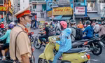 TPHCM: Lo trễ giờ, kẹt xe nhiều phụ huynh phi cả lên vỉa hè đưa con đi thi