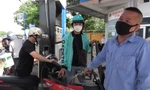 Giá xăng tăng cao kỷ lục, nhiều tài xế công nghệ bỏ việc vì không chịu nổi chi phí