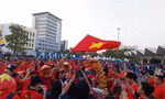 CĐV Việt Nam 'nhuộm đỏ' sân Rajamangala tiếp lửa đội nhà đấu Thái Lan