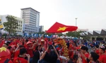 CĐV Việt Nam 'nhuộm đỏ' sân Rajamangala tiếp lửa đội nhà đấu Thái Lan