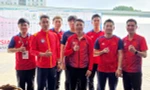 Xạ thủ Hà Minh Thành (thứ 2 từ phải sang) cùng ban huấn luyện và đồng đội tại Cúp bắn súng châu Á 2025. 