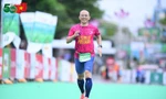 Tiếng Quốc ca nơi cổng Nghĩa trang đường 9 của runner Tiền Phong Marathon 2025