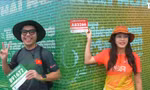 Runner háo hức check-in bảng tên dưới mưa, sẵn sàng chinh phục Tiền Phong Marathon 2025