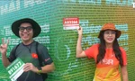 Runner háo hức check-in bảng tên dưới mưa, sẵn sàng chinh phục Tiền Phong Marathon 2025