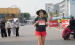 Runner xúc động khi cầm trên tay bộ racekit 'khúc khải hoàn' của Tiền Phong Marathon 2025