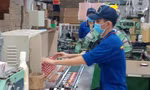 Công nhân sản xuất trong nhà máy ở Bình Dương. Ảnh: Hương Chi