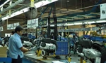 Công nhân lắp ráp xe tại Nhà máy Piaggio Việt Nam, thuộc KCN Bình Xuyên, tỉnh Vĩnh Phúc 