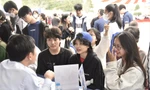 Thí sinh tìm hiểu thông tin tuyển sinh ĐH năm 2024 Ảnh: Nghiêm Huê
