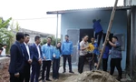 Đoàn viên Trường Cao đẳng Kỹ thuật Công nghiệp Bắc Giang làm đường dây điện giúp nhà bà Lường Thị Mèo Ảnh: Nguyễn Thắng 