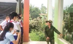 Anh Quận chỉn chu trong bộ quân phục mỗi khi giới thiệu ý nghĩa khu vườn cho các em học sinh