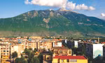  Kukes nằm dưới bóng của dãy núi cao chót vót gần biên giới Albania-Kosovo