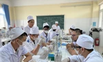 Sinh viên Trường Trung cấp Y tế Đặng Văn Ngữ, Viện Sốt rét-Ký sinh trùng-Côn trùng T.Ư trong giờ học thực hành. Ảnh: NGHIÊM HUÊ