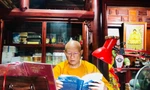 Hoà thượng Thánh Đức, trụ trì chùa Đức Trọng (Lâm Đồng) đọc cuốn Muôn kiếp nhân sinh. Ảnh: Đức Anh 