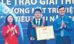 Bí thư Trung ương Đảng, Trưởng Ban Dân vận Trung ương Bùi Thị Minh Hoài và Bí thư thứ nhất Trung ương Đoàn Bùi Quang Huy trao thưởng Gương mặt trẻ Việt Nam tiêu biểu năm 2022. (Trong ảnh là Tiến sĩ Trương Thanh Tùng - Gương mặt trẻ Việt Nam tiêu biểu lĩnh vực nghiên cứu khoa học) 