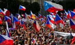Cuối tuần qua, hàng vạn người tập trung tại trung tâm thủ đô Praha của Cộng hòa Séc để phản đối chính sách kinh tế và đối ngoại của chính phủ nước nàyẢnh: AP 