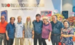 Nguyễn Một chụp hình chung với các nhà văn trong buổi ra mắt cuốn sách mới nhất: “Từ giờ thứ 6 đến giờ thứ 9” 
