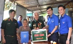 Bí thư thứ nhất T.Ư Đoàn Bùi Quang Huy (thứ 2, từ phải sang) thăm, tặng quà Chiến sĩ Điện Biên Bùi Văn Tỉnh 