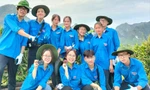 Ngô Bích Hằng (ngồi thứ hai từ trái sang) cùng thành viên trong đội tại Chi Lăng, Lạng Sơn 