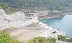 Hạn hán kéo dài, lượng nước về hồ thấp khiến thủy điện Hòa Bình chỉ đủ nước để chạy máy trong vòng 12 ngày tới Ảnh: Cấn Dũng