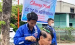 Bạn trẻ cắt tóc miễn phí cho các trường hợp có hoàn cảnh khó khăn, đối tượng chính sách trên địa bàn phường Hòa Hiệp Bắc 
