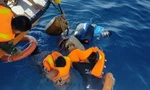 Lực lượng chức năng cứu hộ thuyền viên tàu cá gặp nạn trên biển