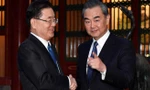 Ông Chung Eui-yong (trái) bắt tay Ngoại trưởng Trung Quốc Vương Nghị trong cuộc gặp ở Bắc Kinh năm 2018. Ông Chung là giám đốc an ninh quốc gia vào thời điểm đó ảnh: Reuters 