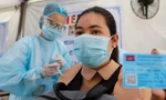 Một phụ nữ Campuchia được tiêm vắc-xin ngừa COVID-19 Ảnh: EPA
