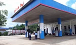 Lực lượng quản lý thị trường kiểm tra cây xăng có dấu hiệu vi phạm ở Lạng Sơn Ảnh: Nguyễn Bằng