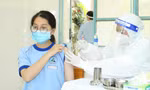 Học sinh chích vắc xin ngừa COVID-19. Ảnh: Vân Sơn
