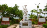 Tượng nữ sỹ Hồ Xuân Hương ở xã Quỳnh Đôi