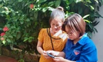 ĐVTN xã Dương Xá hướng dẫn người dân cài đặt, sử dụng các ứng dụng trên điện thoại di động Ảnh: X.T 