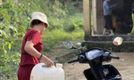 Cô giáo Võ Thị Kim Dung phải chở nước đến trường cho các em sinh hoạtẢnh: Nguyễn Ngọc 