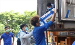 Hơn 20 tình nguyện viên hỗ trợ bốc xếp, vận chuyển vải ở Đà Nẵng Ảnh: Giang Thanh 