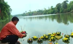  Lễ hội hoa đăng thả bè trên dòng Sêrêpôk