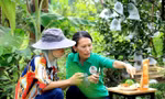 Chị Nguyễn Thị Lê Na (bên phải), người sáng lập và điều hành thương hiệu Cam Vinh Kỳ Yến đang giới thiệu sản phẩm cho khách 