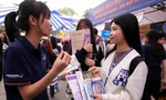 Thí sinh tham gia ngày hội tư vấn tuyển sinh 2023 Ảnh: Mạnh Thắng 