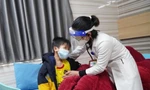 Trẻ bị hậu COVID-19 được bác sĩ BV Đa khoa Hùng Vương (Phú Thọ) khám 