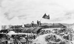 Chiều 7/5/1954, lá cờ quyết chiến, quyết thắng của Quân đội nhân dân Việt Nam tung bay trên nóc hầm tướng Đờ Cát, Điện Biên hoàn toàn giải phóng