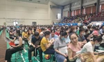 Người dân xếp hàng, chờ đợi bốc thăm may rủi NƠXH Trung Văn (Nam Từ Liêm, Hà Nội) Ảnh: Ngọc Mai 