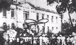 Nhân dân thủ đô giành chính quyền tại Bắc Bộ phủ ngày 19/8/1945 Ảnh: Tư liệu 