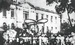 Nhân dân thủ đô giành chính quyền tại Bắc Bộ phủ ngày 19/8/1945 Ảnh: Tư liệu 