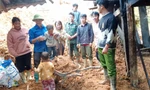 Bí thư Đoàn xã Sùng A Sa (đội mũ) luôn có mặt giúp dân dọn dẹp, khắc phục hậu quả mưa bão