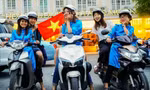 Nữ tài xế áo dài và du khách trong tua “Ẩm thực đường phố và ngắm cảnh về đêm với tài xế áo dài”