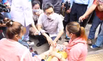 Phó Thủ tướng Vũ Đức Đam đề nghị đáp ứng đủ thuốc điều trị cho người bệnh (trong ảnh: Phó Thủ tướng ngày 30/6 thăm hỏi một bệnh nhi mắc sốt xuất huyết 