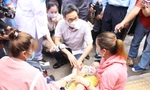 Phó Thủ tướng Vũ Đức Đam đề nghị đáp ứng đủ thuốc điều trị cho người bệnh (trong ảnh: Phó Thủ tướng ngày 30/6 thăm hỏi một bệnh nhi mắc sốt xuất huyết 