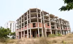 Dự án khu nhà ở dành cho người thu nhập thấp 14 năm triển khai xây dựng chưa xong, hiện bỏ hoang Ảnh: Hoài Văn 