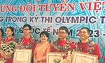 Thầy Lê Mạnh Cường (ngoài cùng bên phải) – người dẫn dắt đoàn học sinh dự thi Olympic Thiên văn và Vật lý thiên văn Quốc tế 