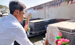 Anh Trần Văn Hùng và đồng nghiệp thắp hương, chăm sóc những ngôi mộ gió liệt sĩ Gạc Ma ở nghĩa trang liệt sĩ TP Đà Nẵng Ảnh: Nguyễn Thành 
