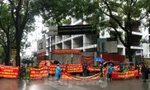 Người dân căng băng rôn đòi nhà tại dự án Athena Complex Pháp Vân 
